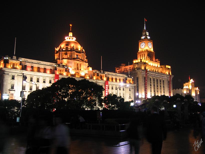 0604Sgh_Shanghai 029.jpg - Pendant la première guerre de l'opium, Shanghai a été tenue par les britanniques, les Américains, les Français puis les Russes et les Japonais. En 1927 elle devient une ville spéciale de Chine. Ici un vieux bâtiment colonial sur le Bund (coté Puxi - "Pu coté ouest")